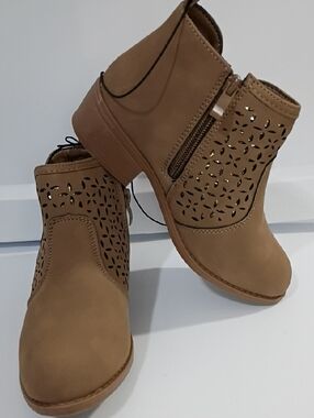 LAUNDRY GIRL TAN ANKLE BOOTS WITH GOLD SPARKLE CUT-OUT DESIGN SIZE 2 NWT